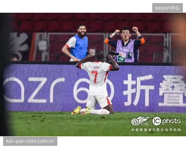 叶博亚为青岛海牛贡献6个进球,成为球队保级路上的关键先生。 叶博亚为青岛海牛贡献6个进球,成为球队保级路上的关键先生。